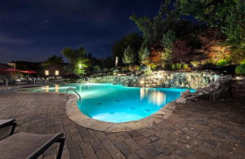 Luxury Lakefront Chalet Resort 2 Pools FREE Amenities Dock MiniGolf Waterslide - Foto 19