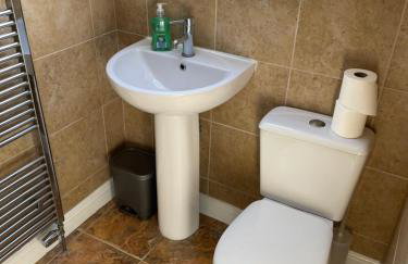 Large, 3 Floors, Quiet, Sleeps 16, 4 Bathrooms, 5 Parking, Semi rural Leicester - Foto 25