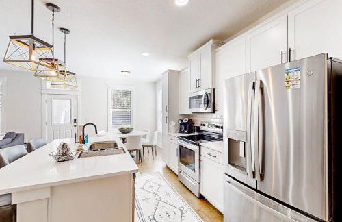 Brand new home with open layout, office, & great location - dog-friendly - Foto 15