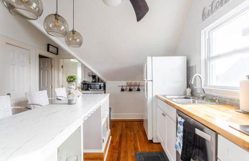 Charming 2BR Getaway with Modern Comforts - Foto 80