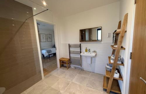 Still Waters - Luxury Lakeside Retreat with Hot Tub - Photo 46