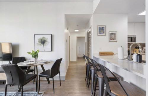 Uptown Luxury - Top Floor King Suite, Free Parking - Foto 11