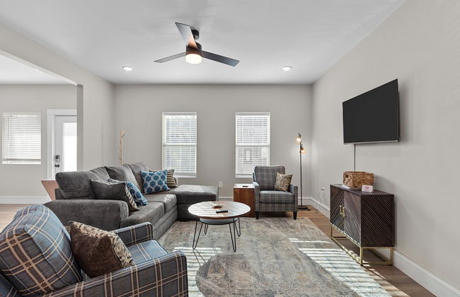 Bright Urban Comfort | JZ Vacation Rentals - Photo 30