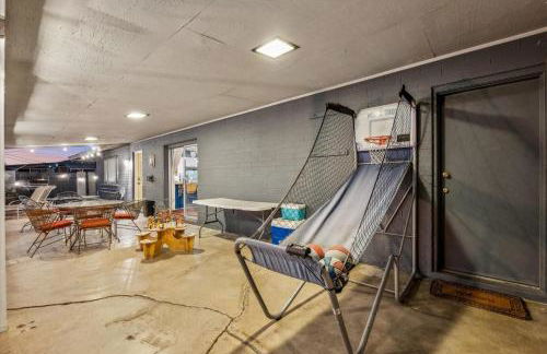 Vacation House! 6BR, FREE Heated Pool, Arcade & Hot Tub - Photo 16