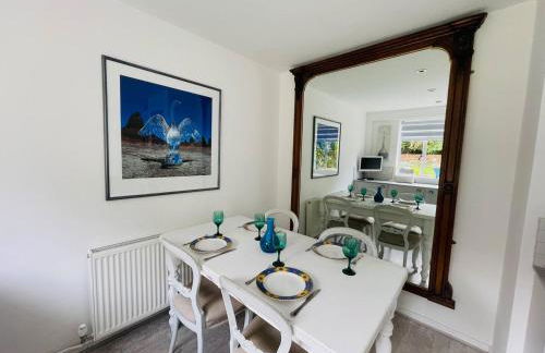 Designer Cottage with Parking - Esher Surrey - Pass the Keys - Foto 4