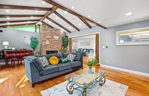 Luxury Estate with Sparkling Pool & Elegant Amenities - Foto 30