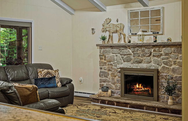 Frolic on Fern by Avantstay Enclosed Deck w/ Forest Views, Bar - Photo 6