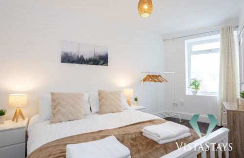 Spacious 5BDR House By Vista Stays Short Lets & Serviced Accommodation Manchester With Free WiFi, Parking & Netflix - Foto 13