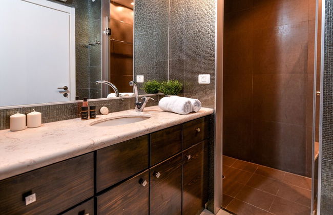 Modern Gem with Stunning Balcony by Sea N Rent - Photo 20