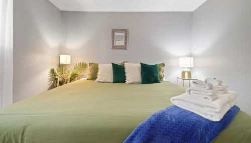 Vibrant and spacious 3 level home by park - Photo 4