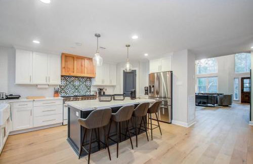 Luxury Mansion Dream Home - 6 Bed Pool Grill - Photo 10