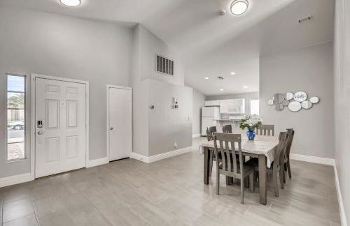 Luxurious House With A Pool, Spa, and Patio, Sleeps 6 Comfortably - Foto 5