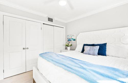 100 Steps to beach access - 5 minute walk to the Village - Private Porch - Foto 15