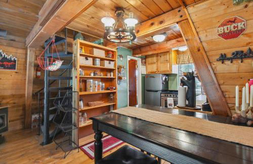 Near Trails Forest Lake Retreat with Backyard Oasis - Foto 8