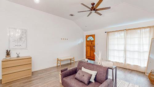 Beautiful dog-friendly home with fireplace, large yard, hammock, W/D, and AC - Foto 5