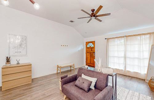 Beautiful dog-friendly home with fireplace, large yard, hammock, W/D, and AC - Foto 5