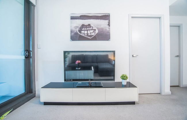 Minimalism Modern Apartment With Water View - Photo 9