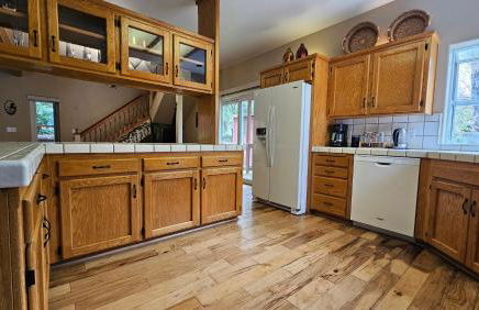 Knotty Pine Cabin with Artisan Stone Patio - Walk to Bass Lake - Foto 27