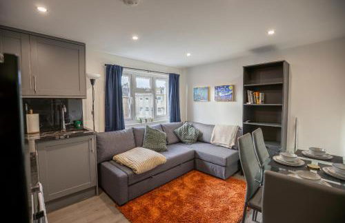 Cozy 2 Bed Flat in Town Centre - Foto 1