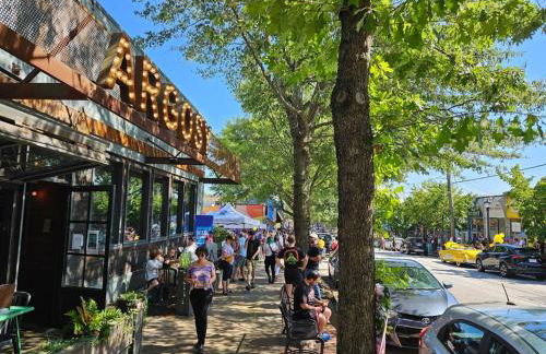 Close to Downtown, 11-Person Swim Spa-Hot Tub, 75" TV 4 Movie Nights, Spacious, Walk To Restaurants, Ping Pong - Foto 34