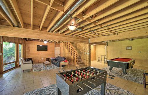 Grand Escape w/ Deck, Game Room, Nature View! - Foto 7