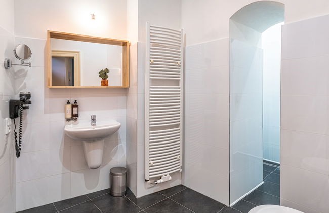 4 Arts Apartments by Adrez Living - Photo 35