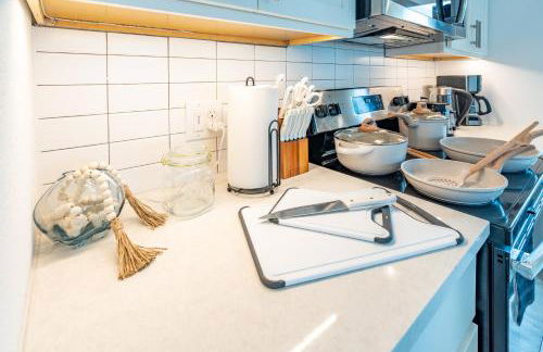 RiverWalk PentHouse Oasis w/Free Parking Gym Pool - Photo 10