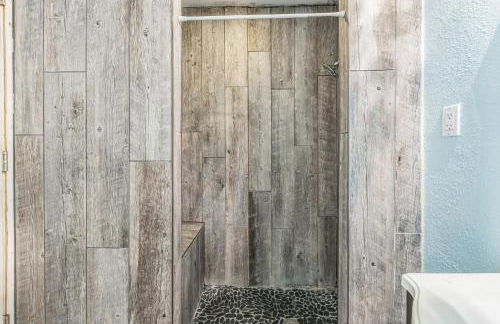 Amazing 'Hot Tub' Home Minutes To Hospitals & Beaches - Photo 19