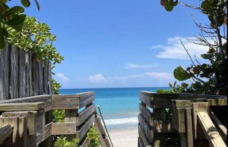 Beach Paradise Getaway - 200ft from Beach! - Foto 6