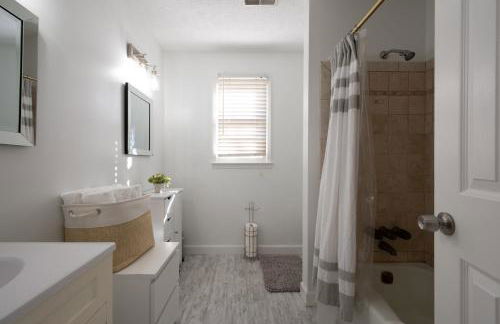 2 Story Home With Sunroom & Cozy Deck Close To KSU - Foto 28