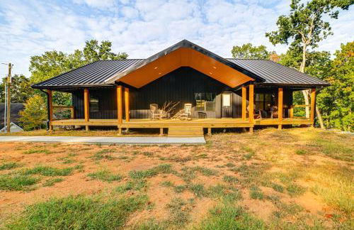 Walk to Lake Barkley! Family Home with Outdoor Oasis - Foto 26