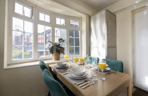 Riverside Cottage & Shepherd’s Hut with Hot Tub - Foto 9