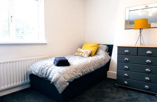 4 bedroom - Sleep 9 home in Cheadle Staffordshire - Alton towers Polar Express Dimmingsdale Peak District Trentham Gardens Water World - Foto 7