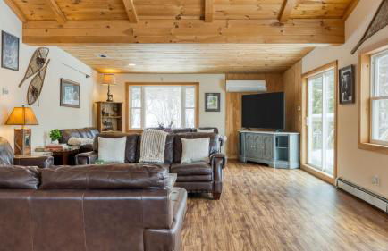 Mins to Hunter Mountain • Sleeps 36 • Pool Spa Games Bar Cozy Peaks Lodge by AvantStay - Foto 5