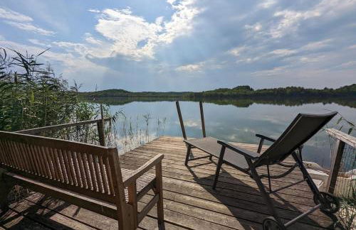 Modern bungalow with direct lake access and fireplace - Photo 1