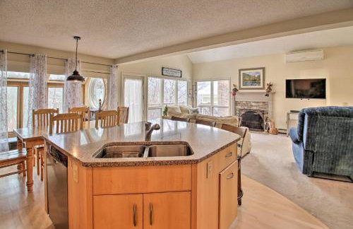 Spacious Ski-inandOut Black Mountain Home with Deck! - Foto 11