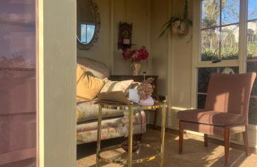 The Pink Cottage upstairs suite & Garden Summer Room - Foto 76