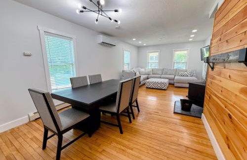 91M Renovated Bethlehem home with hot tub, firepit, large yard, walk to restaurants - Photo 13