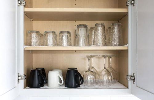 Bright & Cozy 2BR Retreat w Parking Broad Ripple - Foto 16