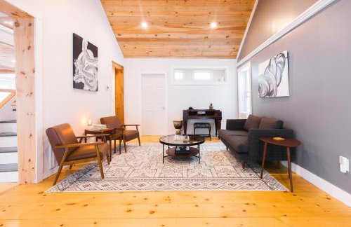 Rustic Luxe Creekside Retreat with Hot Tub and Fire Pit, Minutes From Hudson - Foto 39