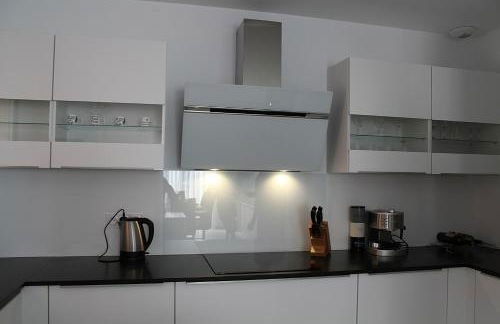 Modern 4 bedroom villa, air-conditioning, swimming pool, private gardens - Photo 6