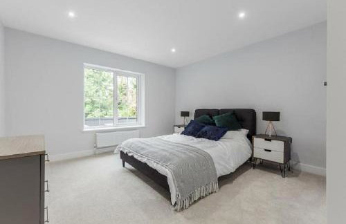 Prime Location 4-Bed Home in Croydon with Parking - Foto 8