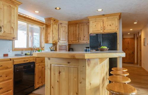 Chester Currents by KABINO Riverfront on Henrys Fork Air Conditioning Boat Launch Foosball Pool Table Huge Yard Garage WIFI - Foto 15