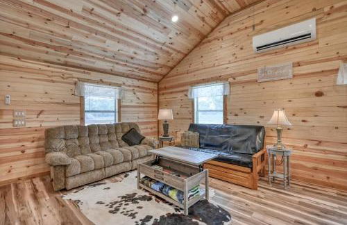 Cozy Cabin Firepit and Grill & 10 Mins to Main St - Foto 8