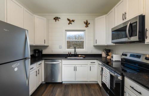 New Riverfront Home with Mtn Views - Foto 14