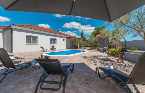 3 Bedroom Cozy Home In Sikovo - Foto 9