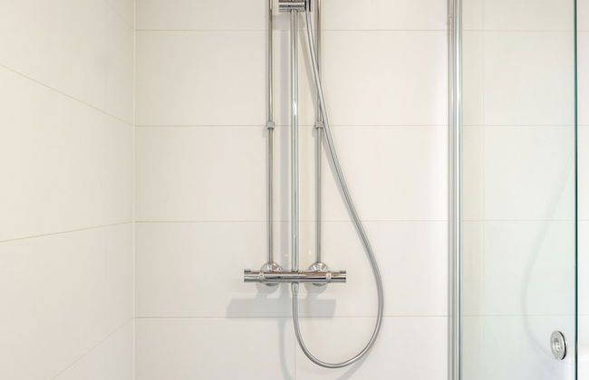 New 1BR Home with Balcony next to Railway Station - Foto 18