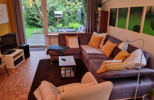 Stadtnahe Wohnung mit Garten und Parkplatz - Photo 1