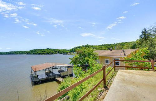 Deck with Covered Dock! Lakefront Ozark Cottage - Foto 29
