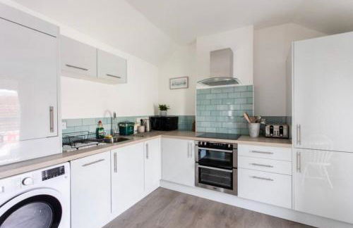 Beautiful Two Bed Mumbles Flat - with parking space - Foto 7
